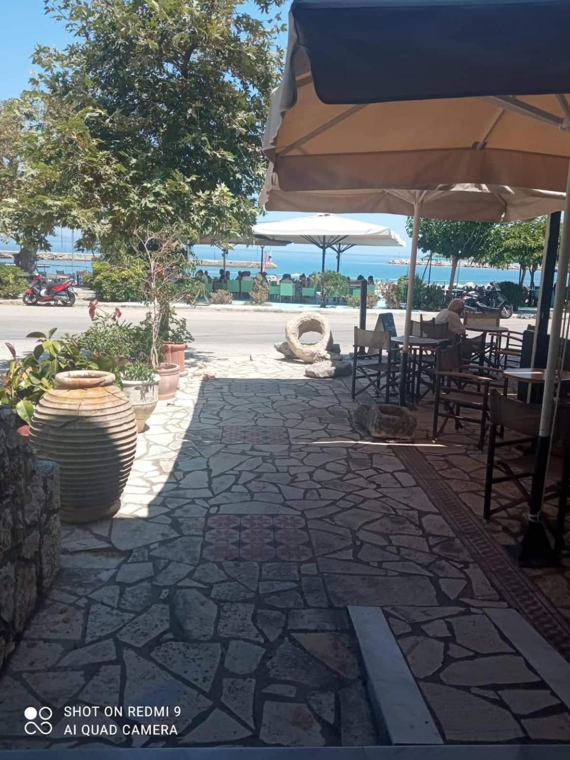 Vasilis Travlos Apartment Poros  Exteriör bild